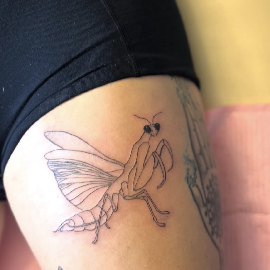 Fine Line Praying Mantis Thigh